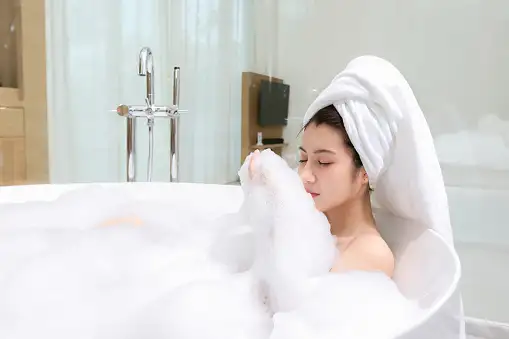 Tắm nước ấm hay nước mát